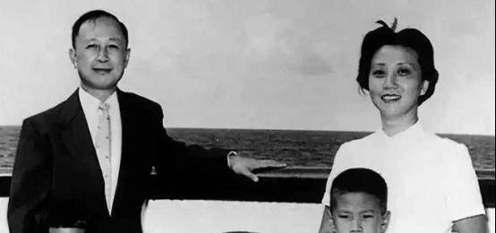 1955年，在钱学森回国的邮轮上，一位美国老太太叫来船长，拉着脸说: “你不认识