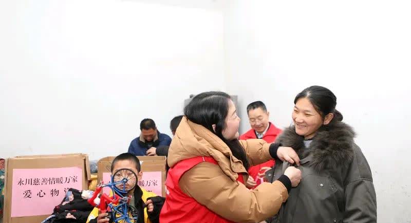城乡学子赴考场，
衣着行囊各有样。
城中附中学子啊，
乘车赴考心暖洋。
