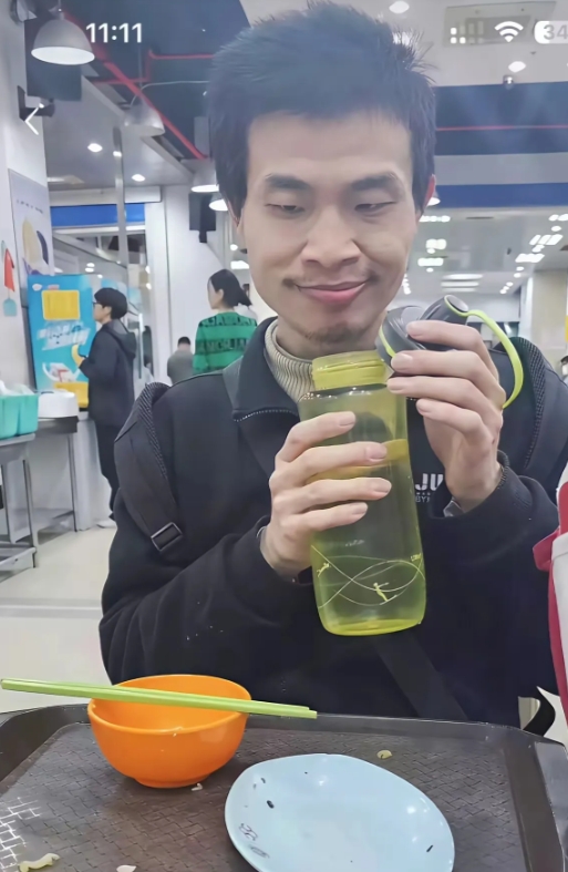 我同学是北大的  
常在食堂碰见韦东奕啃馒头  
他说网上那些孤僻传言太离谱  