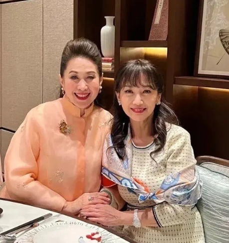 赵雅芝与富婆聚会，晒照未修图。网友纷纷感叹，她确实呈现出70岁老奶奶的状态了。