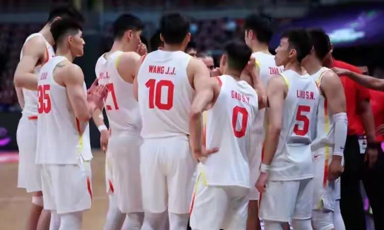 93-88险胜东道主，中国男篮队员表现如下：
一、胡金秋：100分
20分5板，