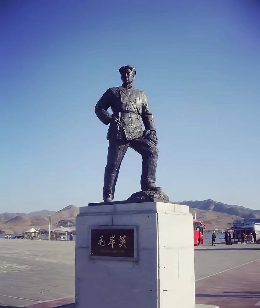 这个塑像太雄伟了，让整个广场熠熠生辉，远远望去冲击力非常震撼，挺拔的身姿，坚定的