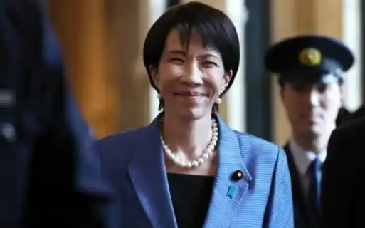 高市早苗胜选当天，中国为何不发贺电只发警告？只因“铁娘子”是个浓浓的军国主义…