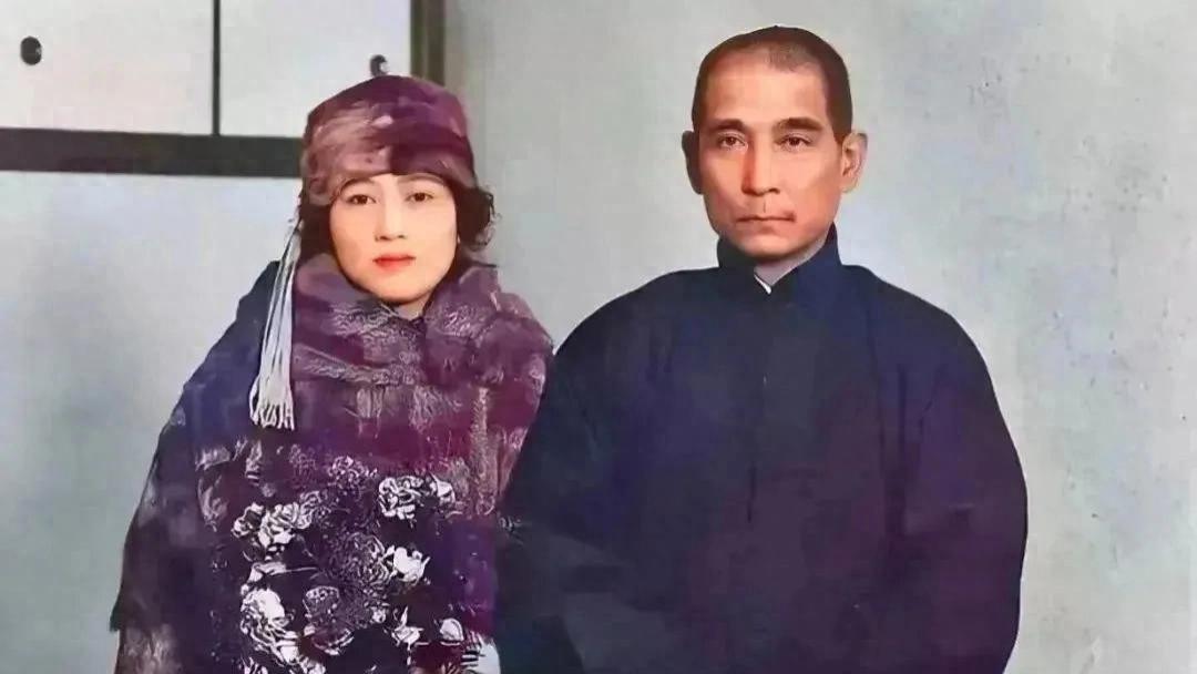 孙中山和宋庆龄的一张真实合影！真是太美了，注意看宋庆龄的鞋子