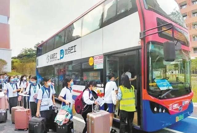 早高峰不堵了！深圳这所小学用柔性执法破解拥堵难题。
南山实验小学早高峰时段，家长