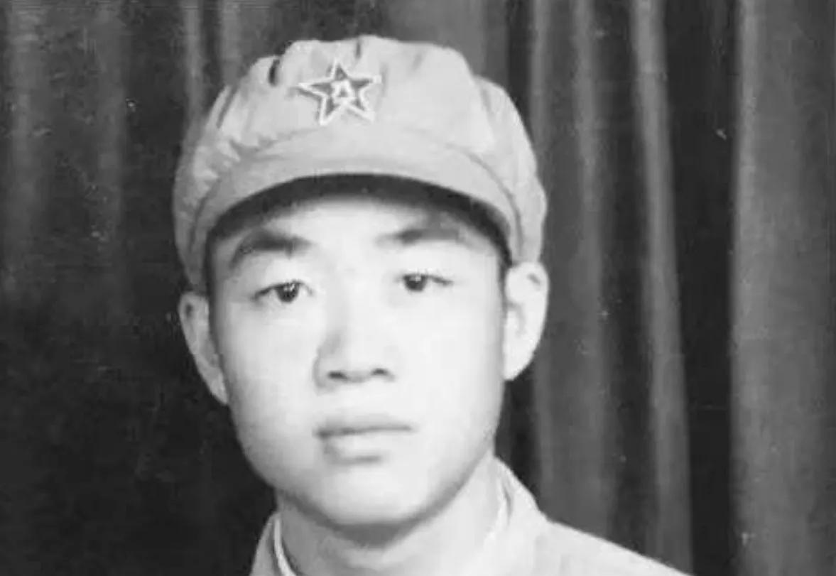 1951年，朝鲜战场，一新兵正擦大炮，突然瞅见，美军阵地有顶奇怪的帐篷。他咬牙跺