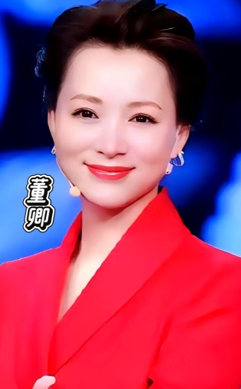 热搜第一，董卿。
昨晚八点文艺晚会名单还没官宣，网友先把她顶上榜：端庄、沉稳、国