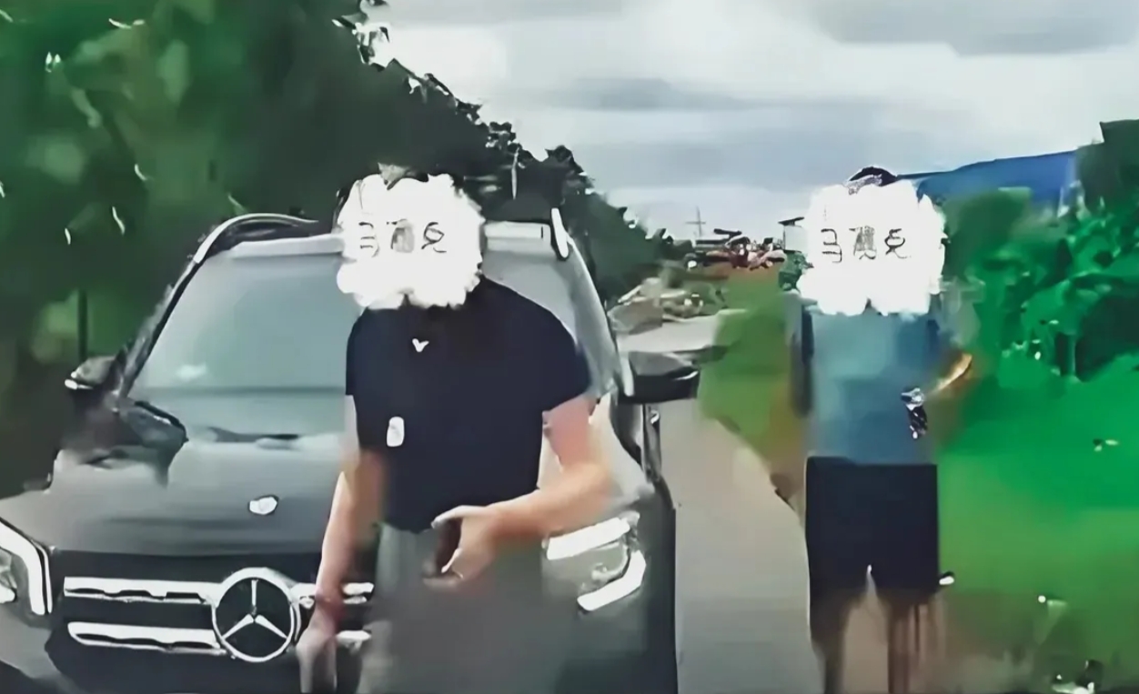 广西“亮证姐”事件给世人的四点启示：
①老百姓的容忍度也是有底线的
官媒经常强调