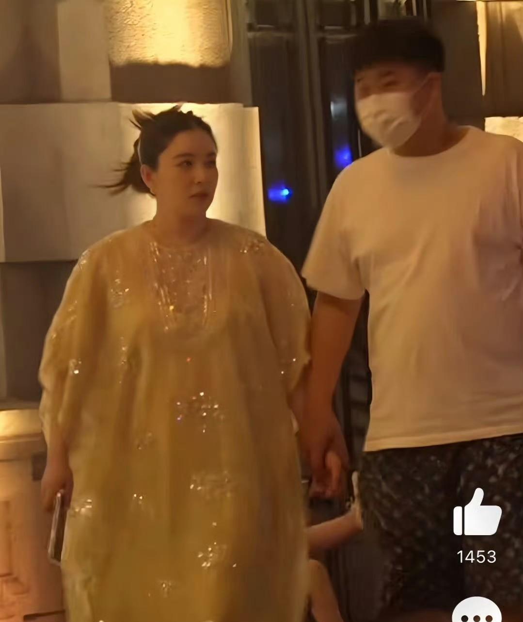 阚清子挺着孕肚和男友手牵手出门，真的太甜啦！她这么好、这么暖的女生，真的特别值得