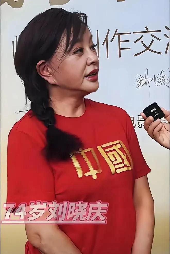 刘晓庆离婚了，记者问她：“您74岁了，为啥还折腾？”刘晓庆哈哈大笑：你说人们爱看