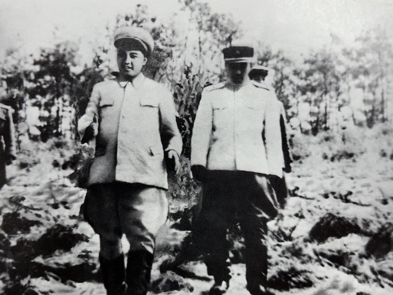 1952年6月金日成视察姜健军官学校。
该校最初是1945年成立的平壤学院，19