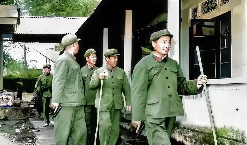 1979年，55军副军长李宏垠，拿着手枪在谅山前线巡察。他带着几名指战员，一身戎