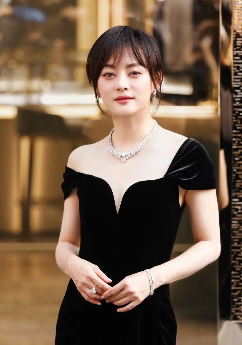 现在的孙俪不是不漂亮了
也不是她演技不行了
主要是因为她个人这几年，在造型问题上