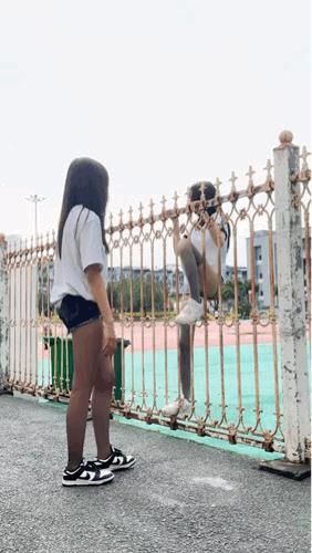 这么干是为了阻止她翻栏杆儿吗？[捂脸]