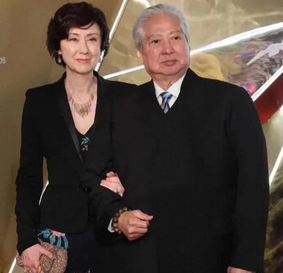 75岁洪金宝携妻亮相亚洲电影大奖红毯的瞬间，让所有观众见证了娱乐圈最硬核的爱情范