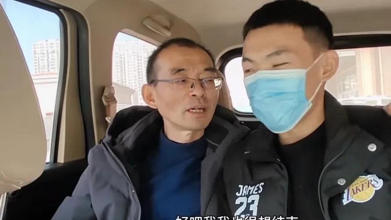谢浩男带家人去南京景点，谢爸爸表情太真实，妹妹的衣服成亮点