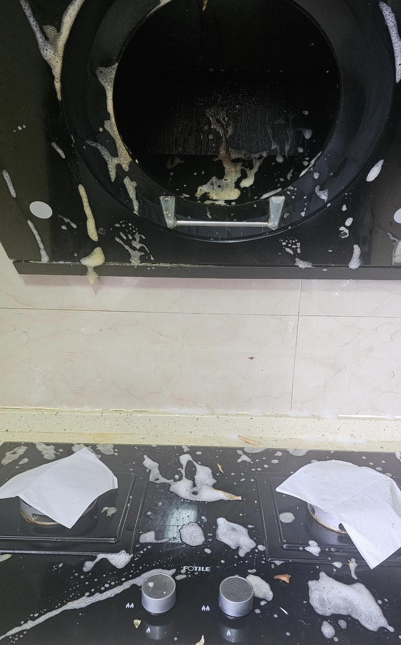 “你们打扫得真干净，我自己怎么都擦不干净呢。”这是客户外婆对我说的话。
    