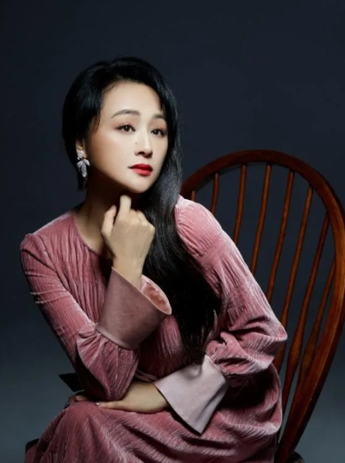 在主持人里，曹颖的人生真的很让人羡慕。她和王斑组建幸福家庭，王斑如今已是国家大剧