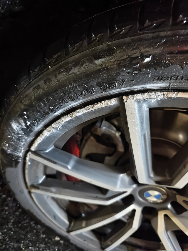 轮毂刮马路牙子了
该怎么搞比较好，真倒霉啊，是去修复还是换