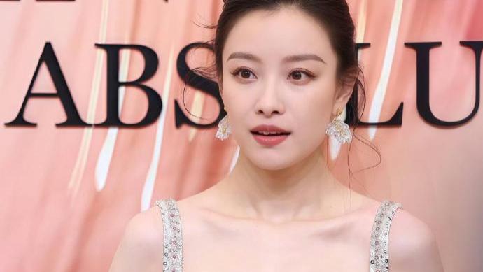 倪妮粉钻裙：柔媚里的冷艳松弛感