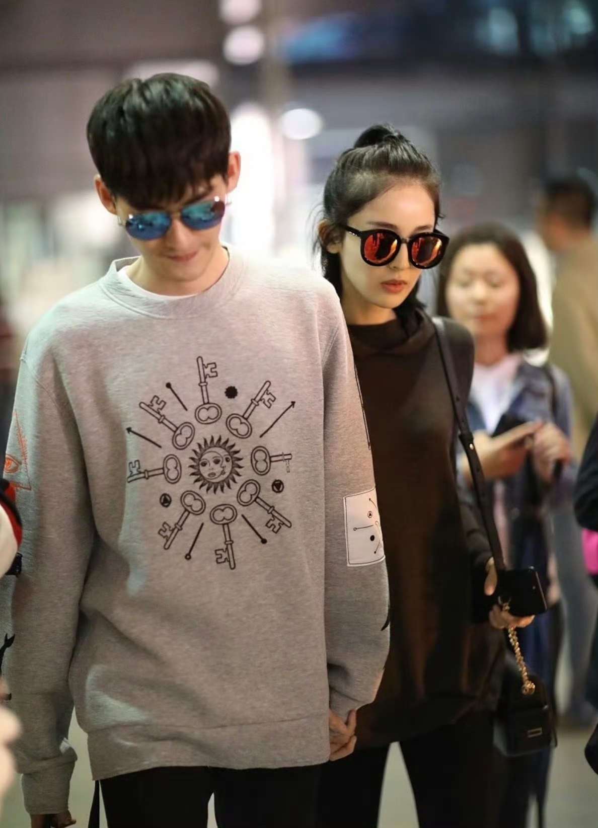 张翰又有新恋情传闻了！近日他被拍到带女子和朋友聚会，结束后两人还一起离开，这画面