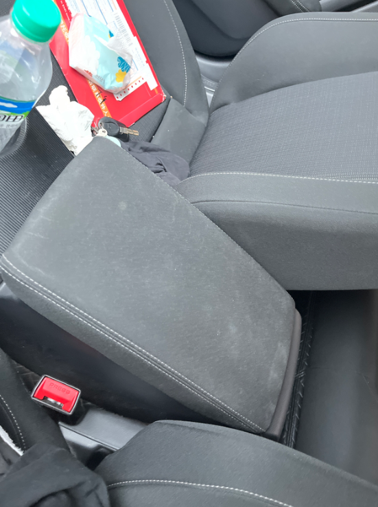 不得不说这个布座椅坐起来真不舒服，腰这里还特别空，一坐上去就腰痛，你们的会不会？