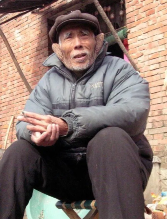 1949年，敌人让杨钦典，把白公馆剩下的19名地下党员全部杀了，这时，一个地下党