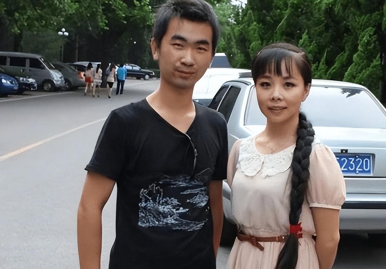 男友李飞对她说“二妮，分手吧，咱俩不是同一世界的人了。”
可王二妮不仅没同意，反
