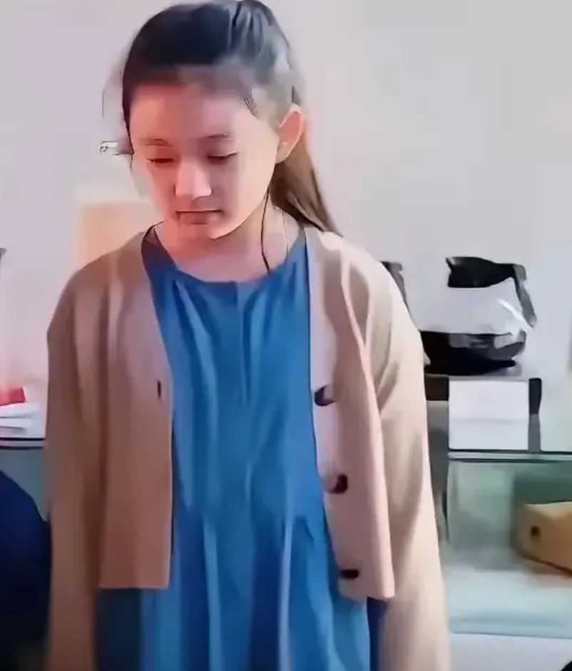 有人说小S培养的三个女儿看着都挺贵气的。
反而大S的小玥儿总给人一种不自信的，说