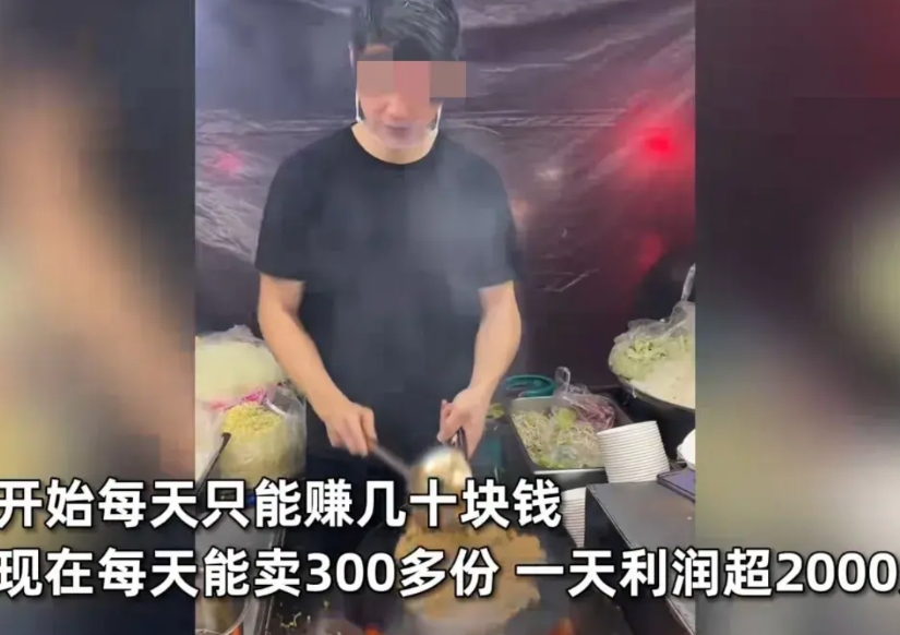近日湖北武汉，一90后小伙在时代广场夜市摆摊卖炒饭，刚开始一天只赚几十块钱，现在
