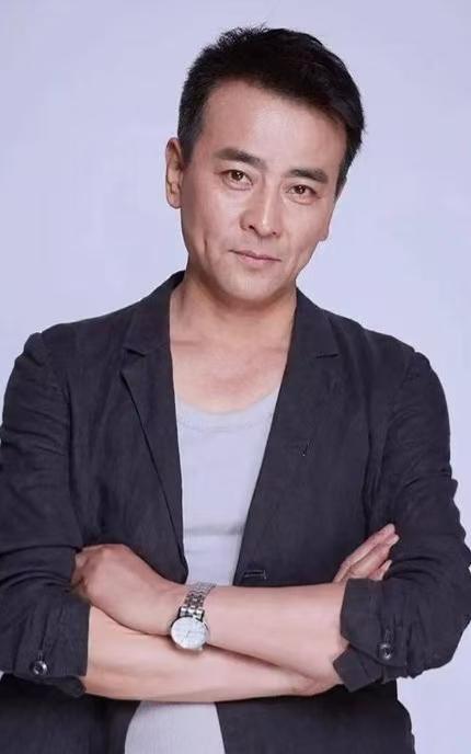 罗钢，1965年4月4日生于湖南长沙，毕业于北京电影学院表演系 。1989年以《