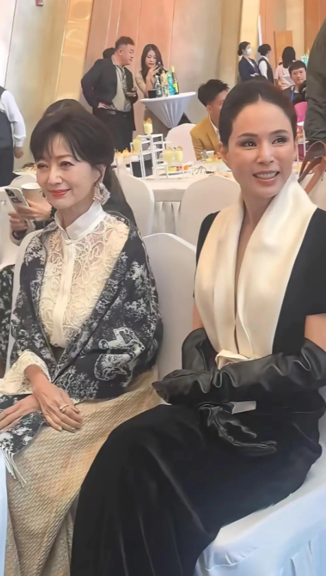赵雅芝和李若彤在华表奖后台的同框，堪称“时光对美人格外宽容”的经典画面。这两位跨