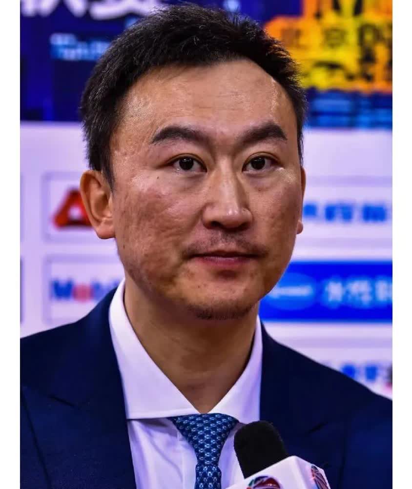 山东IP的知情人士爆料称，辛莎莎老公大方帅气，家境小康，开着揽胜座驾，虽不是宾利