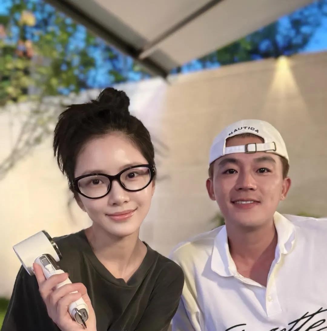 杜淳妻子王灿这回有的忙了！
不是因为杜淳要去拍戏，
也不是因为暑假要带孩子，
而
