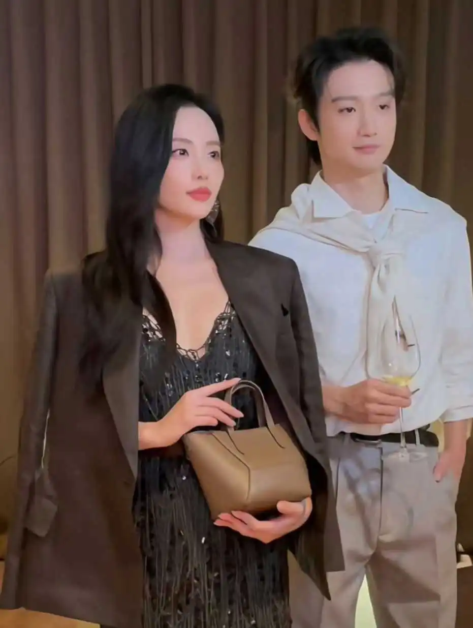 张嘉倪复出和好利来二公子罗成营业！