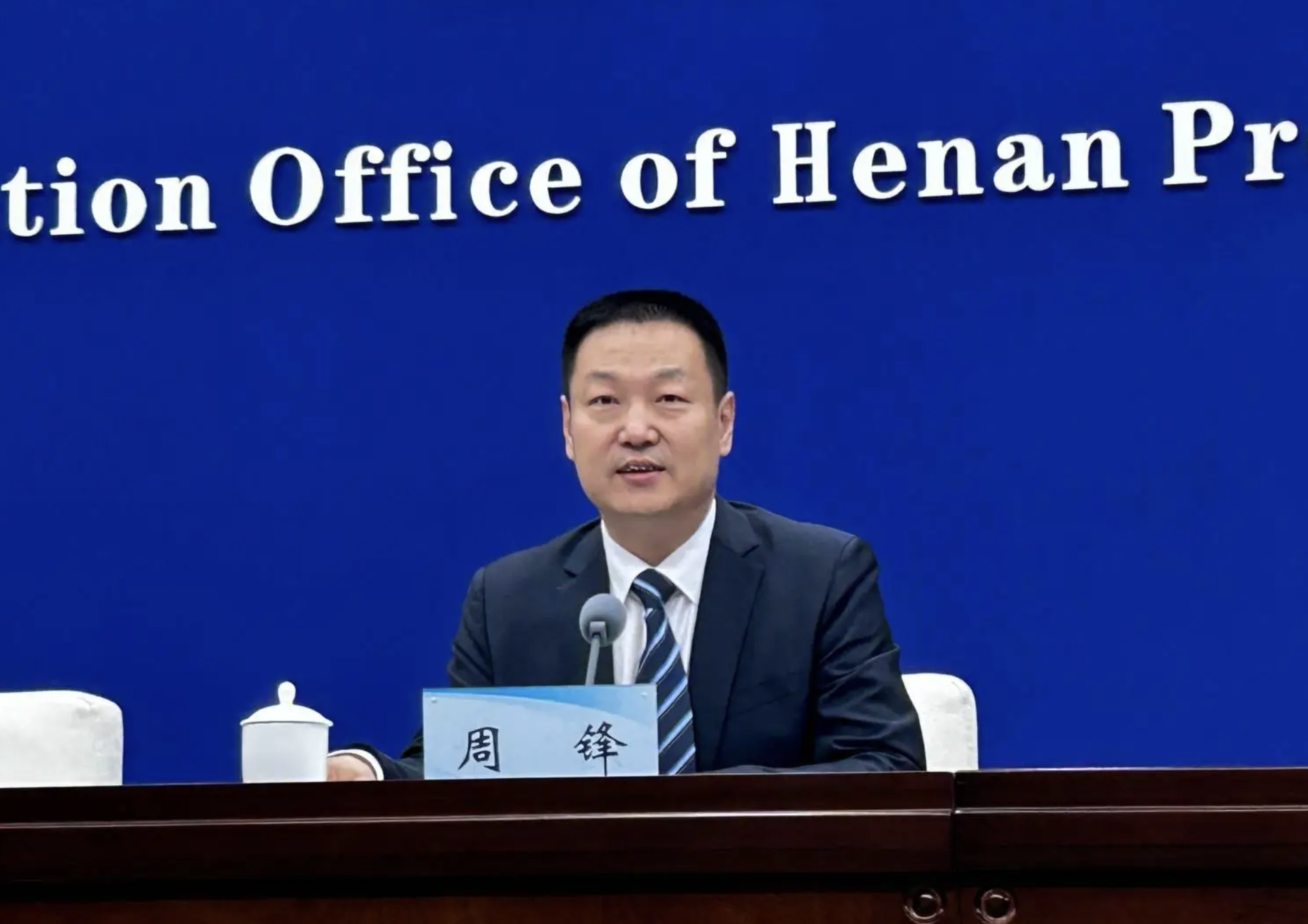 #河南省政府副秘书长周锋出任中原银行行长# 副秘书长转任银行行长！派个官员过来，