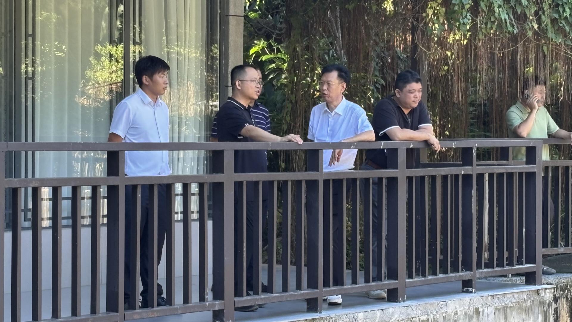 景洪市委副书记、市长刀海清深入苦口熊业调研
