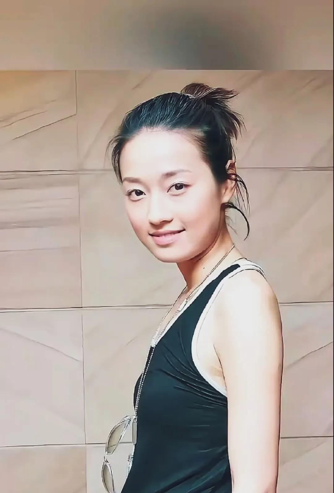马伊琍年轻时候乍一看很平凡，越看越好看！五官柔和，脸庞圆润，一笑眼睛迷死人绝对漂