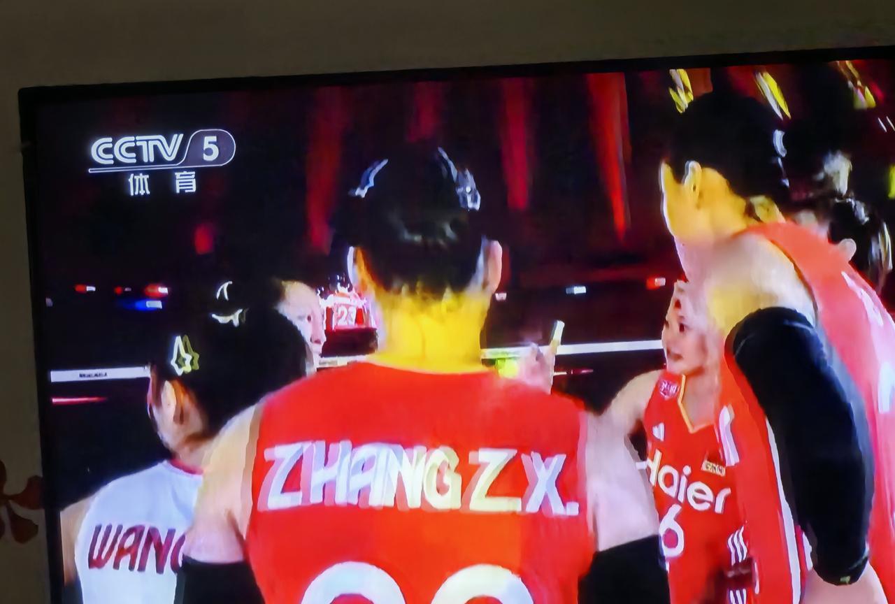 原以为多休息和训练了几天，
让中国女排的队员们更充沛的精力和体力进入淘汰赛，
结