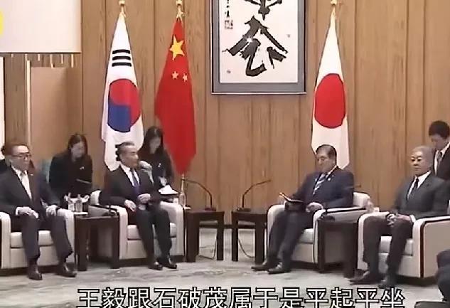 韩国人的玻璃心恐怕又要碎了！韩国外长赵兑烈无意中成了中国外长王毅的跟班小弟。
3