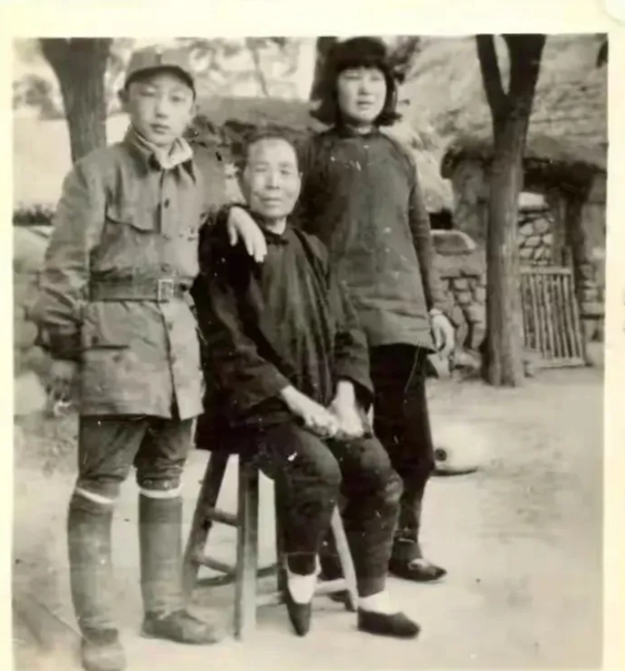 1944年，刘杰英被俘，日军朝她腹部和腰间各捅了一刀，见她陷入昏迷，日军又把她活