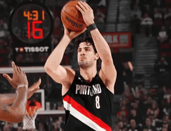 明天11点，开拓者主场迎战湖人。
赛前，开拓者官方发布了明日比赛的伤病报告。
缺