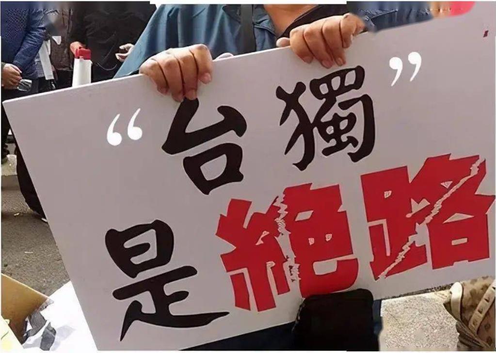 台湾中时新闻网今日发文写道：“近日，台湾的执政者屋漏偏逢连夜雨。 刚刚经历了首轮