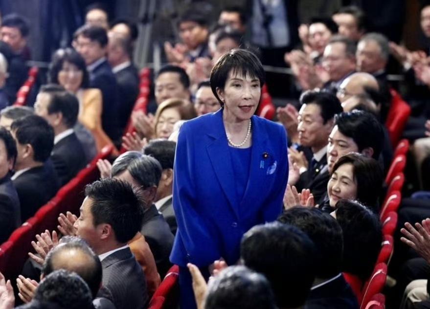 脸长了点，嘴大了点，心丑了点，不用化妆就可以演鬼，这就是相曲心生吧！在这么一张驴