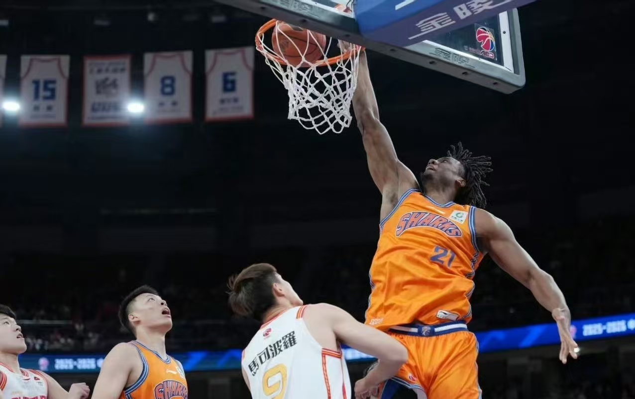 贺希宁燃尽！43分无奈输球，白边24+18统治内线，深圳篮板输21个