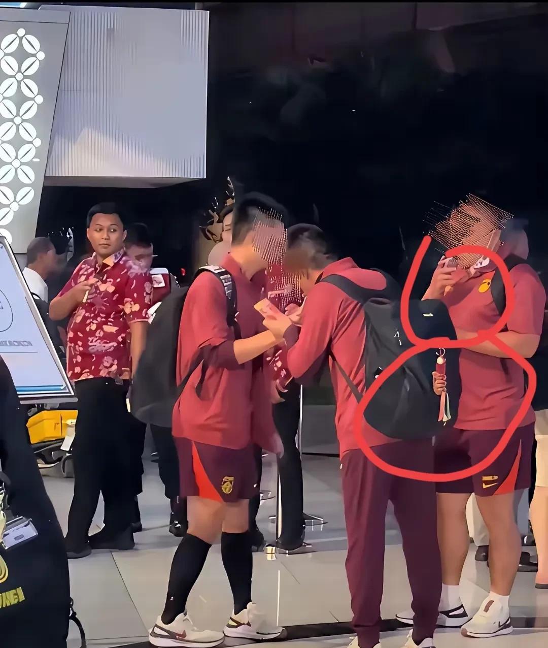 难怪球踢不好，你看看这些国足球员，他们都忙着应酬，忙着吞云吐雾去了！
这是被印尼