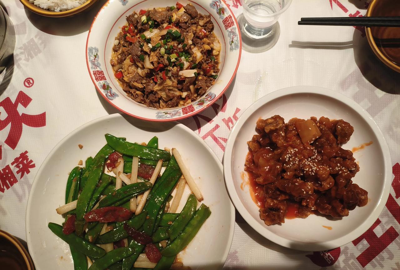 生活在三线城市着实不错。中秋佳节，一家五口去景点游玩。我们当地的苏州湾老街紧邻湘