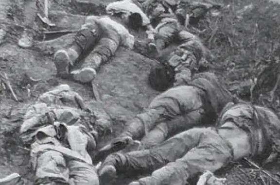 1972年，战场上躺着一个越南女兵的尸体，旁边的美国士兵扯下她的裤子、撩起她的上