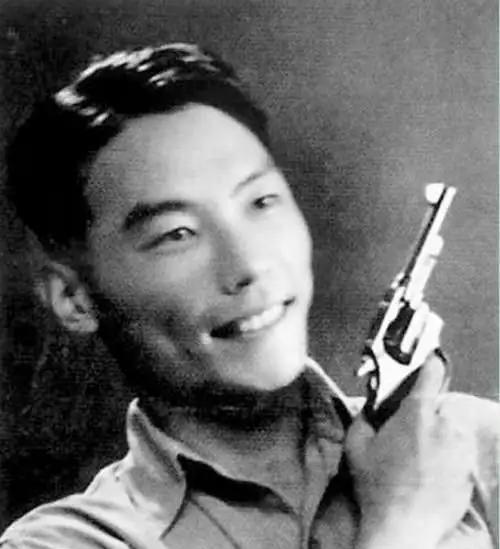 1961年，周总理在钓鱼台偶遇一个落单的少女，就问她：“你爸爸是谁？”少女说：“