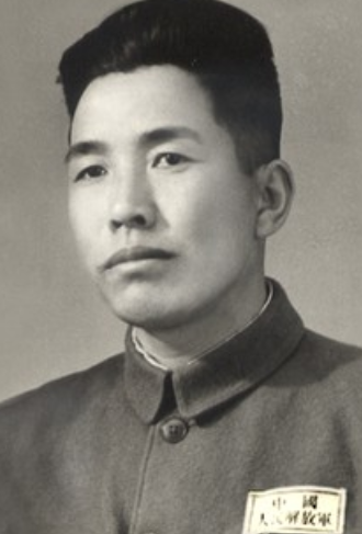 鄂友三是傅作义手下的骑兵师师长，他追随傅作义投诚起义，我军依然让他当骑兵师师长，